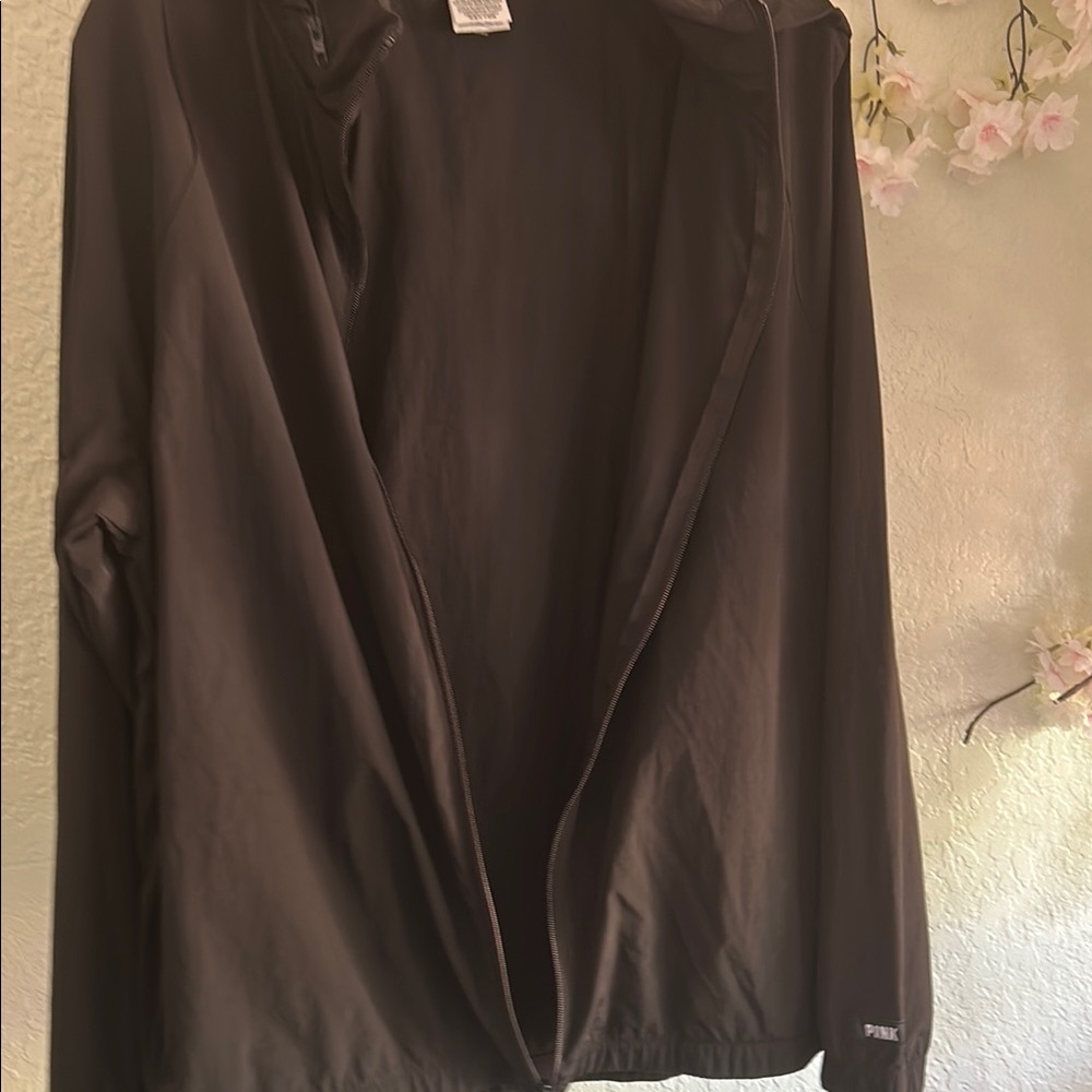 Sleek Black Cape Lightweight Versatile - image 5